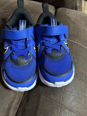 Nike Kids Royal Blue and Black Hook-and-Loop Athletic Sneakers